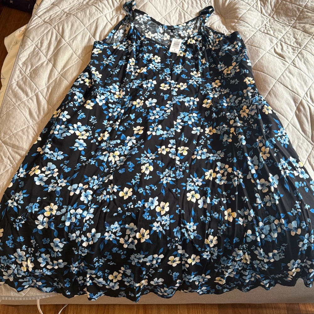 BNWT Torrid 4x maxi dress. Black base print w/ Adjustable straps & breathable